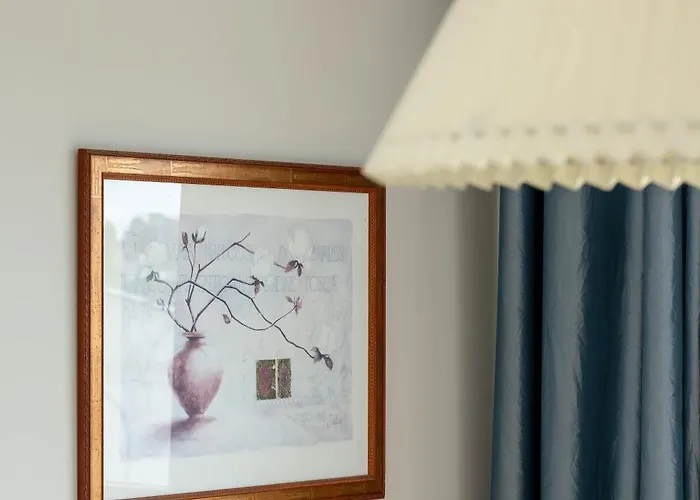 Family Closeto The Sea By Renters * Puck